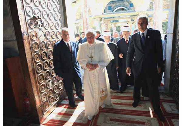 Benedict enters Dome of the Rock 01